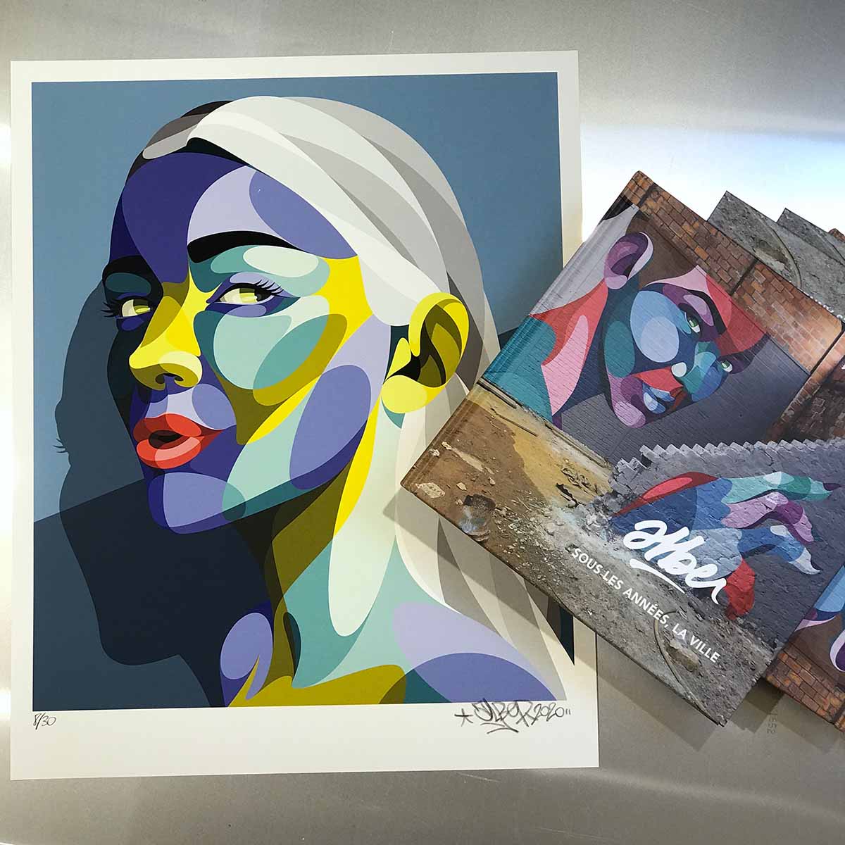 Print de l'artiste Alber avec son livre sous les années la ville présenté à Bordeaux et Biarritz