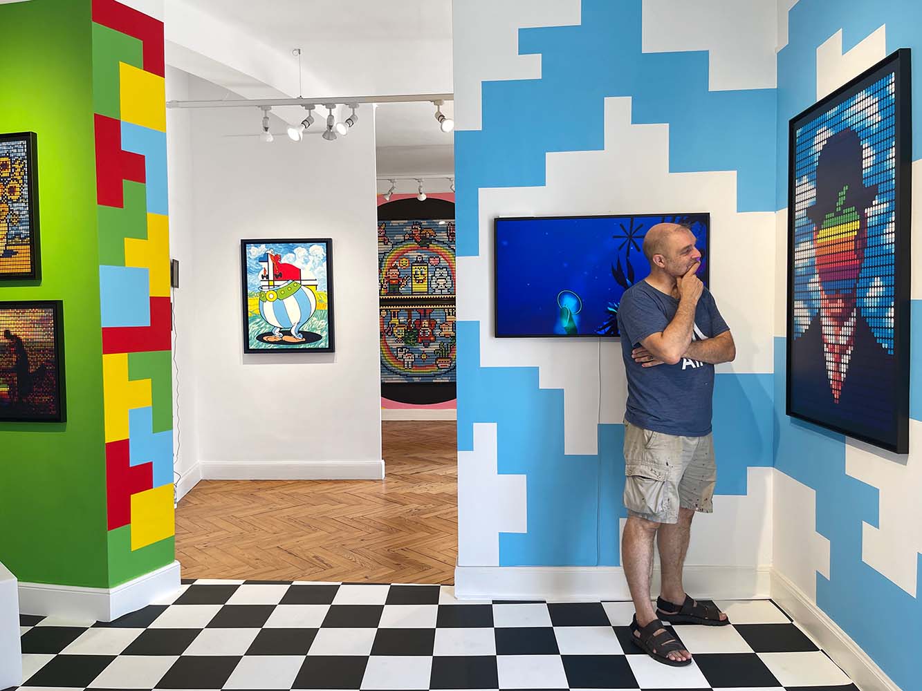 Speedy Graphito devant ses oeuvres. Exposition street art