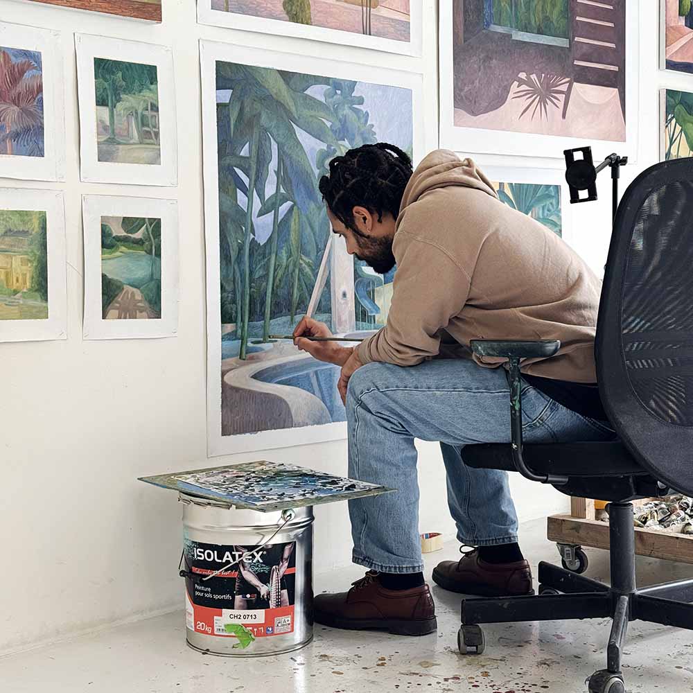Olivier Kenneybrew en train de peindre une toile dans son atelier, capturant des fragments de vie et la mémoire visuelle. Art contemporain